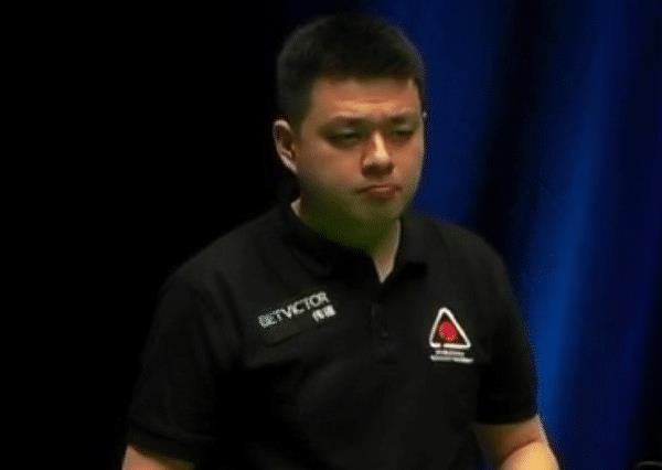 他走进场地 他走进场地